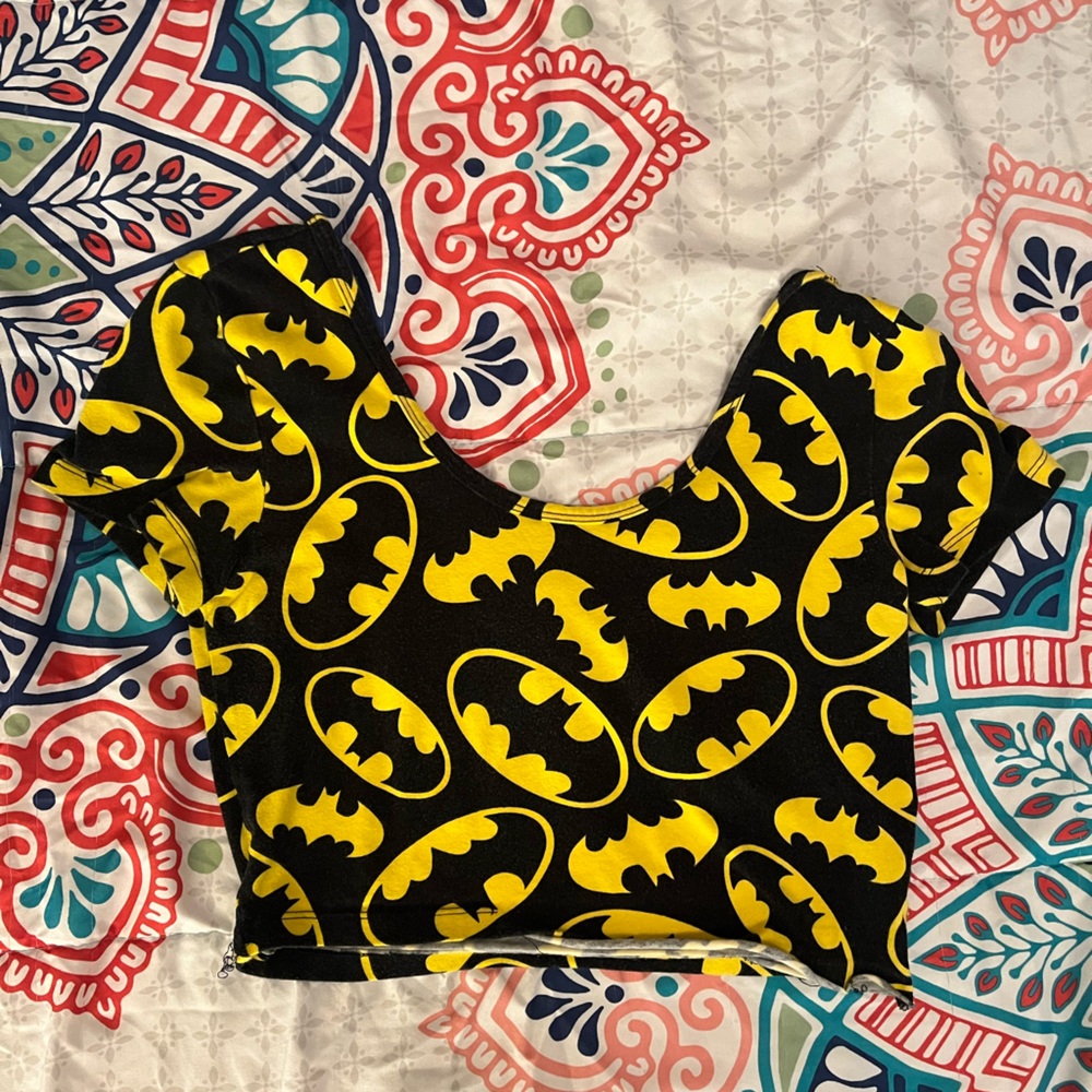 Forever 21 Batman crop top. Black & yellow. US juniors size S. Good condition.